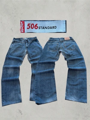 Vintage Levis 506 loose bootcit - Tjena, jag säljer dessa sjukt snygga levis 506 loose bootcut. Dom är vintage, tillverkad någon gång 2000-2005. Rigtigt fet wash på dom.  Dom är blåa men en gråare nyans av blå.  W30 L32  Mått 📏  Ytterbenslängd 96cm  Innerbenslängd 71cm Benöppning 21 Midja 37  +/- 1cm  Hör av dig om du undrar något!😊 