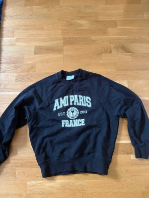 Ami Paris sweatshirt  - Ami Paris sweatshirt, bra skick, passar s xs, säljer pga för liten