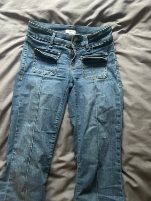 Nelly jeans  - Nelly jeans som är i bra skick med små slitningar nere vid foten, ses vid sista bilden