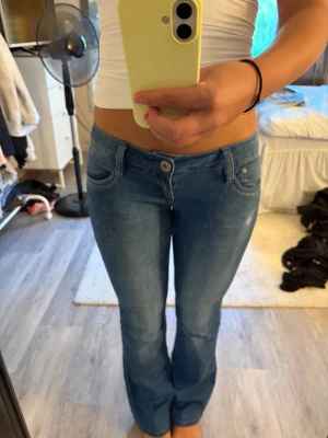 Blå lågmidjade bootcut jeans  - Säljer dessa jättefina jeans. Inga defekter, knappt använda. Säljer då jag rensar🥰De är i storlek 27 men är mer som 26