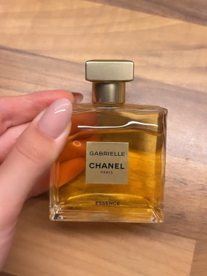 Gabrielle parfym från Chanel - Lyxig parfym från Chanel, Gabrielle Essence, i en elegant fyrkantig glasflaska med guldfärgat lock och etikett. Parfymen är 50 ml och priset på Chanels hemsida är 1 520 kr. Endast testad 🩷