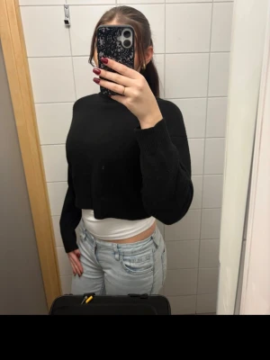 Ljusblå jeans bootcut low wasit  - Säljer ett par ljusblå jeans med bootcut ben och coola sömdetaljer på bakfickorna. Jeansen har normal midja och klassisk femficksdesign. Perfekta till en avslappnad look och passar till det mesta i garderoben.