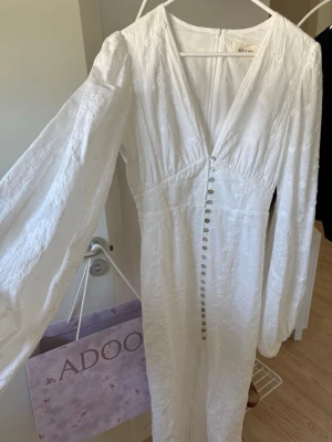 Adoore klänning  - Säljer min fina klänning från Adoore i modellen ”positano dress” i färgen ”white embroidery”. Endast använd en gång, därav nyskick! Lapp och påse medföljer om så önskas. Köptes i Adoores butik i Stockholm. Storlek 36. Djur- och rökfritt hem. Hör av dig vid frågor 💛