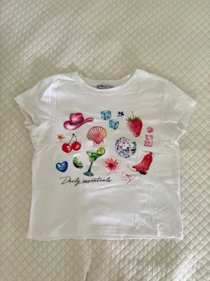 Vit t-shirt med tryck - Vit t-shirt midsize tröja med roligt tryck på framsidan från New Yorker i storlek M. Den är i nytt skick 🪩🍋‍🟩🍓🧊🌸