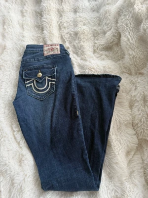 True religion jeans, W25 - Hej, jag säljer dessa sjuuukt snygga mörkblå jeans med vita detaljer på fickorna från true religion, storlek W25. Säljs pågrund av att jag inte använder dom, jag har använt dom 3 gånger (näst intill oanvända) nypris 1400kr, skickas nytvättade!💘
