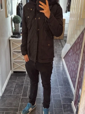 Field jacket  - Snygg field jacket från woolrich. Jackan ser för övrigt bra ut i mycket gott skick. Obs en knapp saknas på ena fickan men det är inget som märks av. Har ni fundering är det bara att höra av sig!