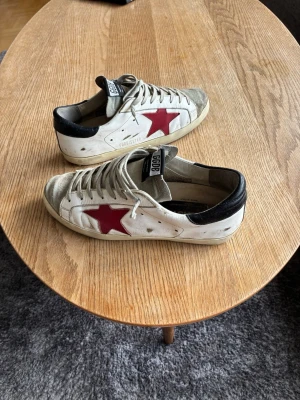 Golden goose Star Skor - Golden goose Star Skor herr|Pris:1799kr|Storlek:41, passar även storlek 42|Skick:bra skick,7/10/|Hör av dig vid minsta lilla fundering eller fråga | 