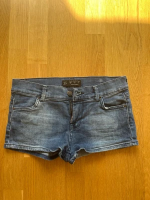 Jeansshorts  - Snygga blå jeansshorts från Zara i storlek 36