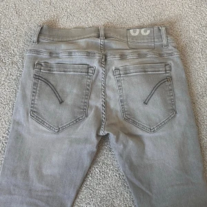 Dondup George - Säljer ett par Dondup George jeans som är cirka 95cm långa och orginal kostar runt 2000kr.