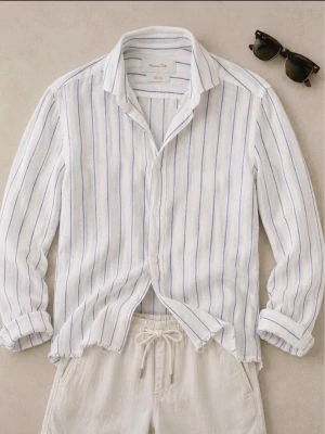 Vit och blå randig linneskjorta - Massimo Dutti  - Snygg vit skjorta i linne med blå ränder och klassisk krage. Skjortan har långa ärmar och knäppning framtill. Perfekt för en avslappnad och stilren look. Ny direkt ifrån massimo futtiga affär i Gbg!