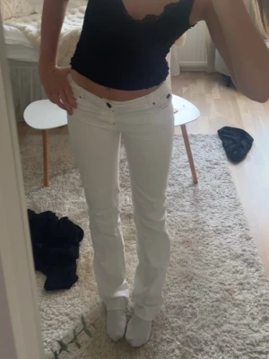 Jättesnygga vita bootcut jeans - köpta på sellpy har aldrig användt dom! Superfina från Zara i storlek S ish. Midjemått 78 och innerbenslängd 82 passar på nån runt 170