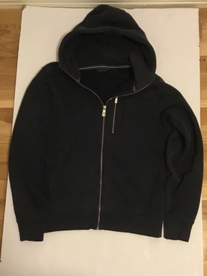 Sail racing hoodie - Säljer min använda sail racing hoodie som är i helt okej skick och har en del missfärgningar och liten repa på den sista bilden.  Skriv om du undrar över något!