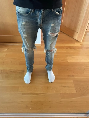 Jeans med slitningar  - Tja! Säljer dessa jeans från mnml med sliten design. På innersidan av benet finns en dragkedja(se bild 4). Hör gärna av dig vi frågor eller funderingar.