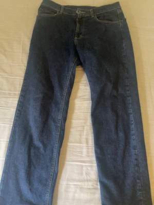 Mörkblå jeans i Relaxed fit i jättebra skick - Ett par jättefina jeans köpta från Dressman i jättebra skick.