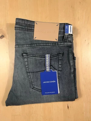 Jacob Cohen Ny - Säljer ett par helt nya Jacob Cohen-jeans till ett bra pris. Aldrig använda och nypris på över 5 000. Storlek 31.
