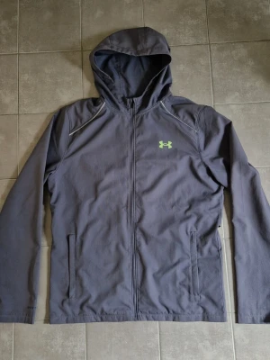 Under armour jacka  - Använd några gånger, storlek S, skriv vid intresse 