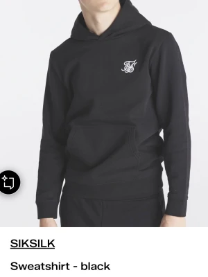Svart hoodie från SikSilk - Svart hoodie från SikSilk. Knappt använd, som ny💕 nypris ca 400 kr