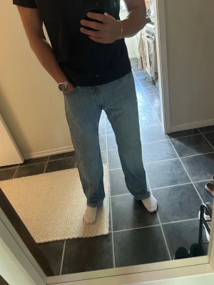 Ralph Lauren vintage jeans - Vintage jeans från Ralph Lauren. Ena benet har sömmen mer mot mitten byxorna istället för på sidan. Vilket syns på bilden! Annars riktigt bra jeans. 34W 34L