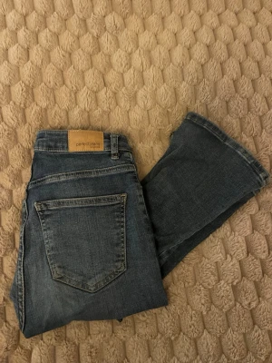 Blåa bootcut jeans från Gina Tricot - Skulle säga att de är midewaist-highwaist. Lite bootcut och passar mig som är 168cm! Kontakta mig vid frågor!🩵