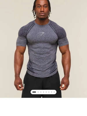 Gymshark devant seamsless T-shirt  - Jag fick tag i devant seamsless T-shirt black storlek medium. Skickar så fort jag får hem dem 