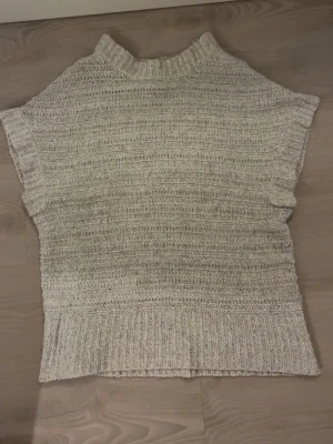 Beige stickad ärmlös tröja - Stickad ärmlös tröja i grå, SUPER SKÖN att ha på sig men kommer tyvärr inte till användning 🩷