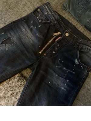 Dsquared2 jeans - Säljer dessa sjukt snygga dsquared2 jeans!  storlek 42 vilket motsvarar W30 de är väldigt unika och snygga, sick 9/10 inprincip nya och självklart autentiska, ny pris ca 6000kr men säljer för endast 1499 men pris kan självklart diskuteras, byten kan vara intressant