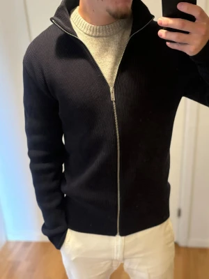 Mörkblå Lindbergh zip - Mörkblå Lindbergh zip, i princip helt oanväd och är i storlek S men är ganska stor i storleken. Personen på bilden är ca 180