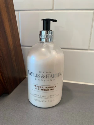 Baylis & Harding hand- och kroppslotion - Hand- och kroppslotion från Baylis & Harding med doft av jojoba, vanilj och mandelolja. 500ml.  Helt ny