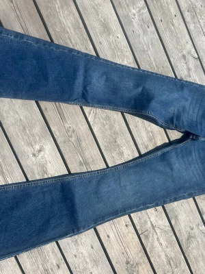 Blå skinny jeans från Perfect Jeans, stl 36 - Snygga blå skinny jeans från Perfect Jeans/Gina Tricot i storlek 36. Jeansen har klassisk femficksdesign, smal passform och är gjorda i stretchigt denimtyg med kontrastsömmar. Perfekta till en avslappnad look.