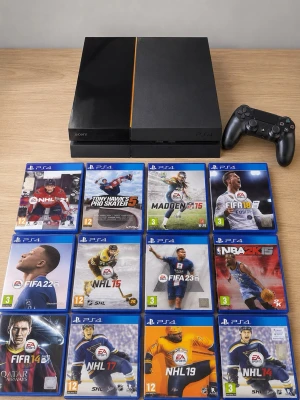 Sony PS4 med handkontroll och spel med 11 - Säljer en svart PlayStation 4 med en svart handkontroll. Konsolen har en stilren, rektangulär design i plast och kommer med flera PS4-spel, bland annat FIFA, NHL, NBA och Tony Hawk. Perfekt för dig som gillar sport- och actionspel.