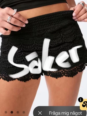 Svarta spetsshorts - ‼️SÖKER‼️Är det någon som har ett par svarta spetsshorts i storlek S från Gina Tricot eller något annat märke som liknar dessa, hör gärna av er 🔔