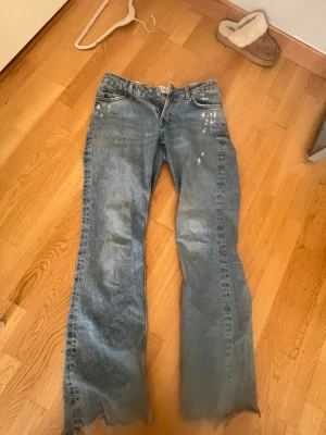 Blå 90's Flare jeans från H&M - Säljer ett par blå 90's Flare jeans från H&M, baggy jeans. Är lite slitna längst ner 