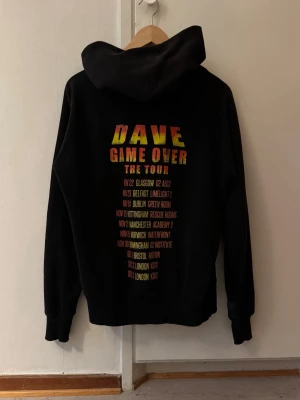 Gameover tour Hoodie Dave - Fraktar inom 24h  Dave Gameover tour hoodie i storlek Xs