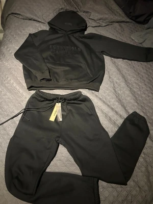 Svart Essentials Fear of God sett - Säljer ett svart sett från Essentials Fear of God🤍🤍Herr modell & oanvänt!! Nypris runt 3000kr+