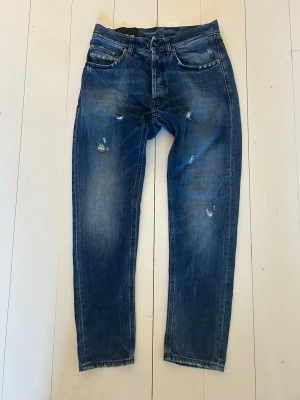 Dondup Jeans - Säljer dessa feta jeans ifrån Dondup! Modellen heter Dian och är Carrot Fit. Storlek W29. Säljer pga att dom är för små! Hör av dig vid frågor eller funderingar! 🙌🏼🍾🌟