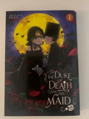 The Duke of Death and His Maid Vol 1 - Manga med färgstarkt omslag där två karaktärer står framför en stor gul måne. Serien handlar om en ung hertig som bär på en dödlig förbannelse och hans relation till sin barndomsvän och tjänsteflicka. Perfekt för dig som gillar romantik, övernaturligt och drama.