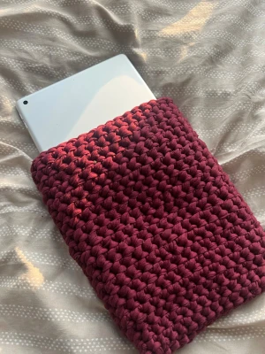 Handvirkad vinröd iPad fodral - Super så söt virkad iPad case💕🫧 16 x 23 (måtten på iPaden)