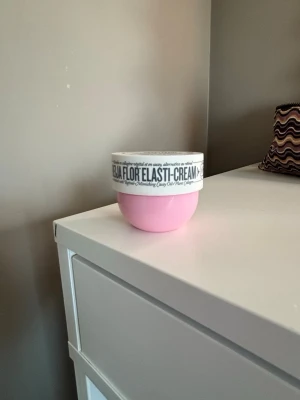 Sol de Janeiro Beija Flor Elasti-Cream - En återfuktande kroppskräm som ger huden spänst och mjukhet. Perfekt för dig som vill boosta din hudvårdsrutin med en lyxig och väldoftande kräm.
