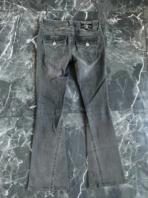 True Religion jeans - Säljer ett par True Religion Joey jeans i storlek 24. Fint skick. Hör gärna av dig vid frågor.