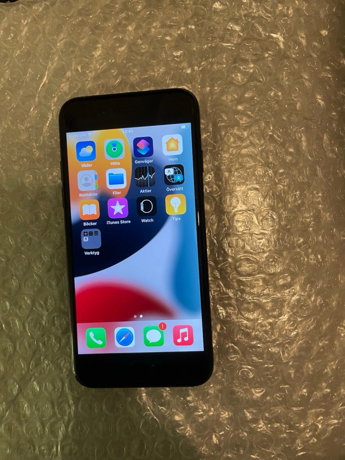 iPhone 7 32 GB  med programversion 15.8.8. Batterikapaciteten är 76%.