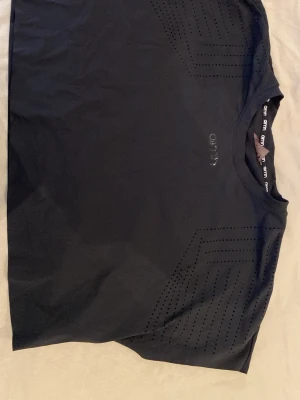 Svart tränings magtröja  - Svart magtröja i trängningsmaterial från AIMIN. Tröjan har små diskreta hål vid ärmarna. Är i storlek L men sitter som en flowy top istället. Skriv för detaljer om mått!❣️