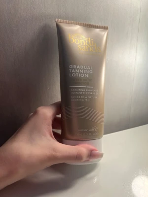 Bondi Sands Gradual Tanning Lotion - Bondi Sands Gradual Tanning Lotion med bronzing-pigment ger en naturlig solbrun ton. Den blir gradvis mörkare och man får färg på engång och den är lätt och använda om inte är van vid brun utan sol. Den är helt fylld har knappt använd. 