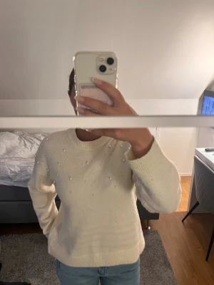 Beige tickad tröja med pärlor - Beige tickad tröja med pärlor