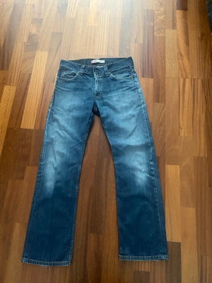 Unika Levis 506 Vintage 32/32 med coola fades - Säljer nu farsans gamla 506. Köpta år 2003 och använda dagligen sedan dess. Slitning i bakfickan till höger pga han haft mobilen där.. etikett lite lite skadad. Verkligen ett coolt och vintage par. Priset är rättvist, ett par använt i 23 år varje dag