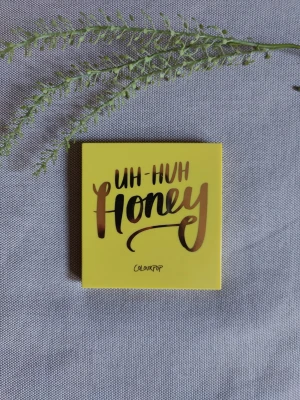 Uh-Huh Honey ögonskuggspalett - Snygg ögonskuggspalett från Colourpop med nio olika nyanser i gula och bruna toner. Paletten innehåller både matta, skimriga och glittriga skuggor. Kommer i en gul fyrkantig förpackning med spegel i locket och cool text på framsidan. Skick: endast 4 av färgerna har använts vid ett par tillfällen. De är i otroligt bra skick och förvarats stående i en Alex Hurts.