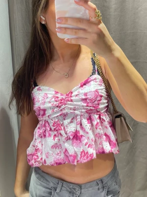 Blommig topp zara - Supersöt croppad topp från Zara! Toppen har justerbara axelband och är i bra skick💗Har bara använt några få gånger (mina egna bilder)
