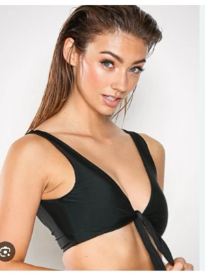 Svart bikinitopp från Nelly - Svart bikini topp med knytning fram, helt oanvänd med prislapp kvar👙 