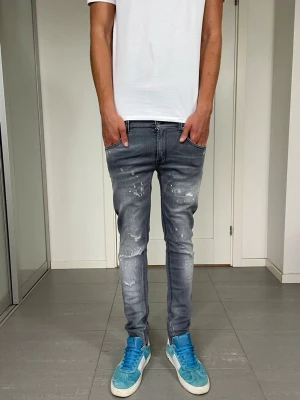 Dondup Jeans  - Säljer dessa riktigt snygga Dondup Jeans med snygga slitningar i populär design, storlek 31 med mått ca 37 o 100 cm. skriv för fler bilder/frågor🙌🏼
