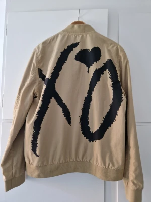The weeknd x H&M Bomber jacka - L - XO the weeknd jacka. Nyskick, inte använd.  Från H&M  Säljer även 4st sittplatser till The Weeknd – After Hours Til Dawn Tour i Stockholm. pm för mer info.  Datum: 9 aug 2026