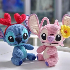 Virkad stitch och angel - 2 figurer plus accessoarer dem är ungefär 15cm långa virkat i bomullsgarn
